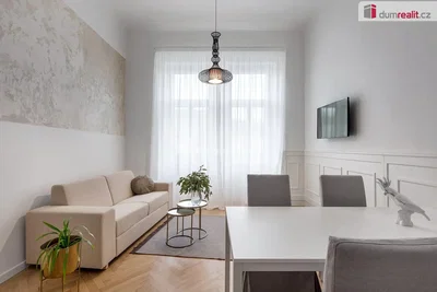 Wohnzimmer; tageslicht, moderner stil, holzboden