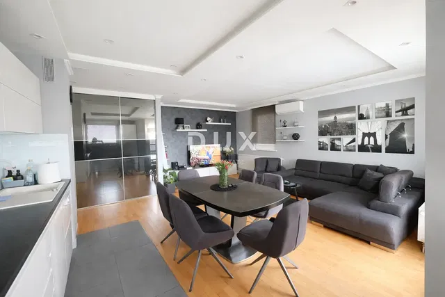 Σαλόνι; μοντέρνο στυλ, ξύλινο πάτωμα, φυσικό φως