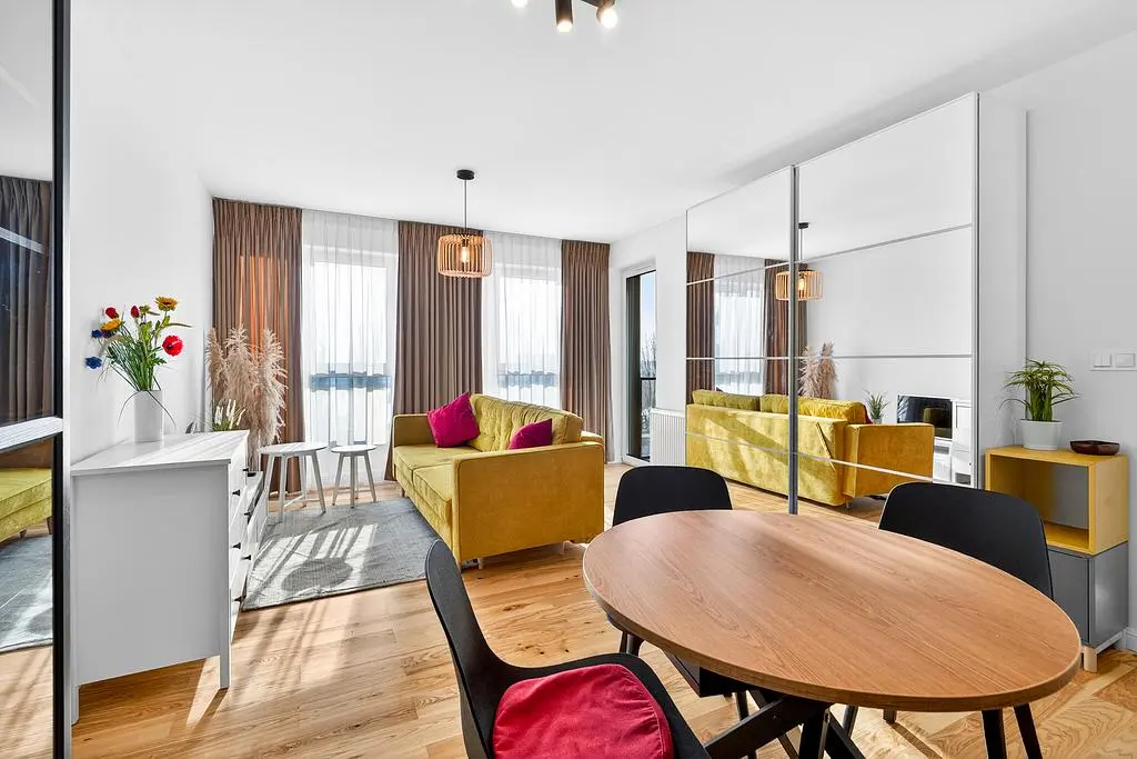 Salon; parquet, lumière naturelle, style moderne