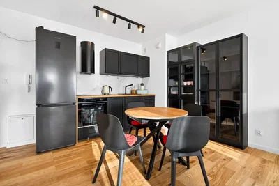 Cuisine; électroménager, parquet, lumière naturelle, style moderne
