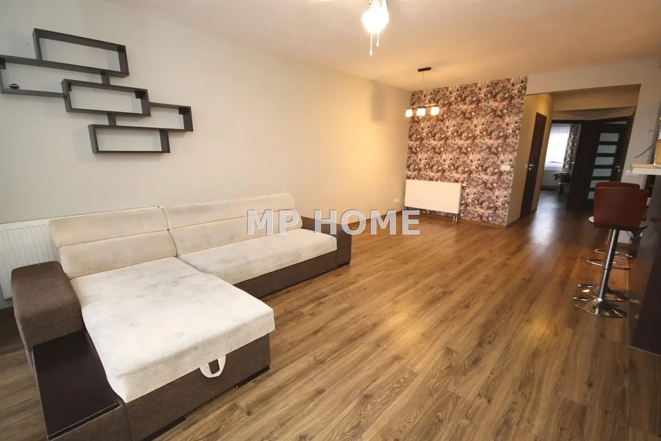 Obývací pokoj; moderní styl, dřevěná podlaha, přirozené světlo