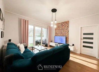 Salon; lumière naturelle, style moderne, parquet