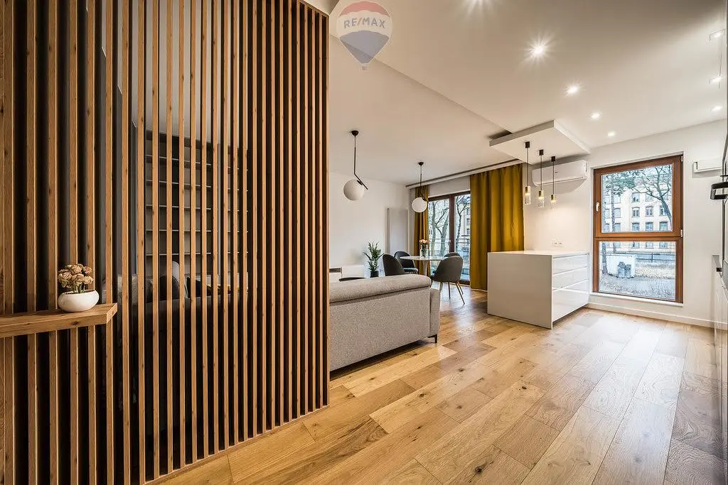 Wohnzimmer; holzboden, tageslicht, moderner stil, blick