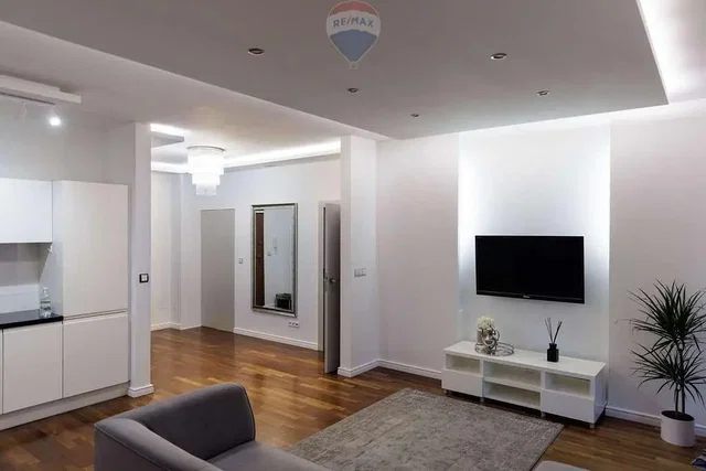 Soggiorno; luce naturale, pavimento in legno, stile moderno