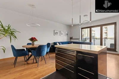 Oturma odası; manzara, ahşap zemin, modern stil, doğal ışık