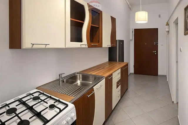 Küche; küchengeräte, fliesenboden, renoviert, tageslicht