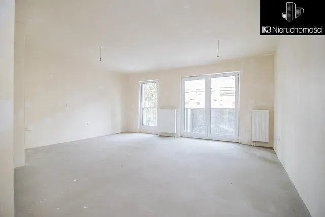 Salon; lumière naturelle, nécessite rénovation