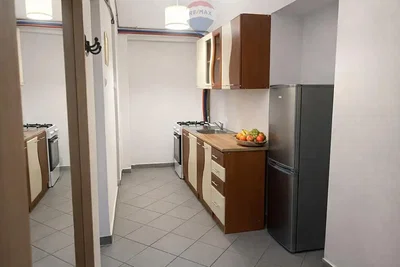 Kuhinja; kuhinjski aparati, pločice, prirodno svjetlo, moderni stil