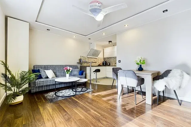 Wohnzimmer; holzboden, tageslicht, moderner stil