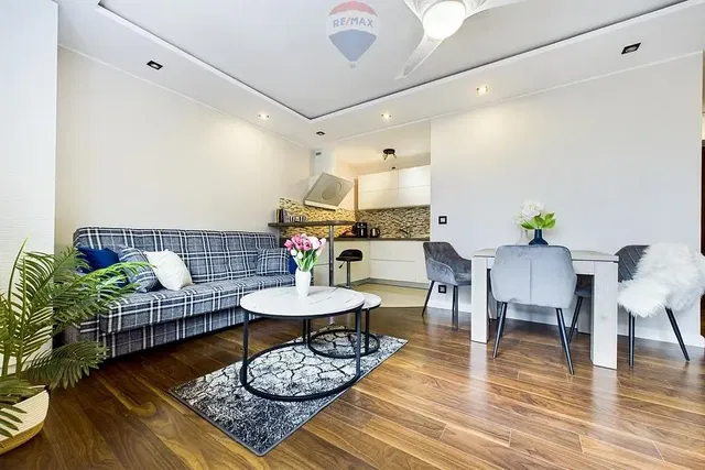 Wohnzimmer; holzboden, tageslicht, moderner stil