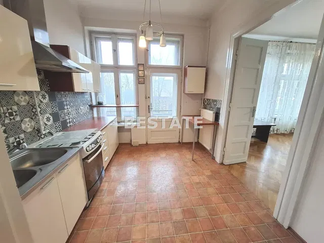 Cuisine; carrelage, électroménager, lumière naturelle