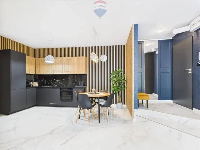 Cuisine; style moderne, lumière naturelle, parquet