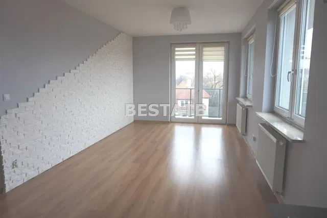 Wohnzimmer; tageslicht, holzboden, renoviert