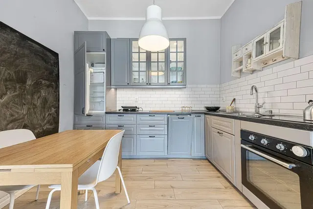 Küche; küchengeräte, fliesenboden, tageslicht, moderner stil