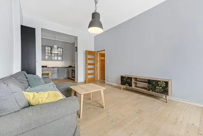 Oturma odası; doğal ışık, ahşap zemin, modern stil