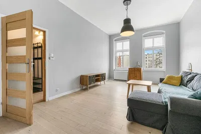 Oturma odası; doğal ışık, ahşap zemin, modern stil