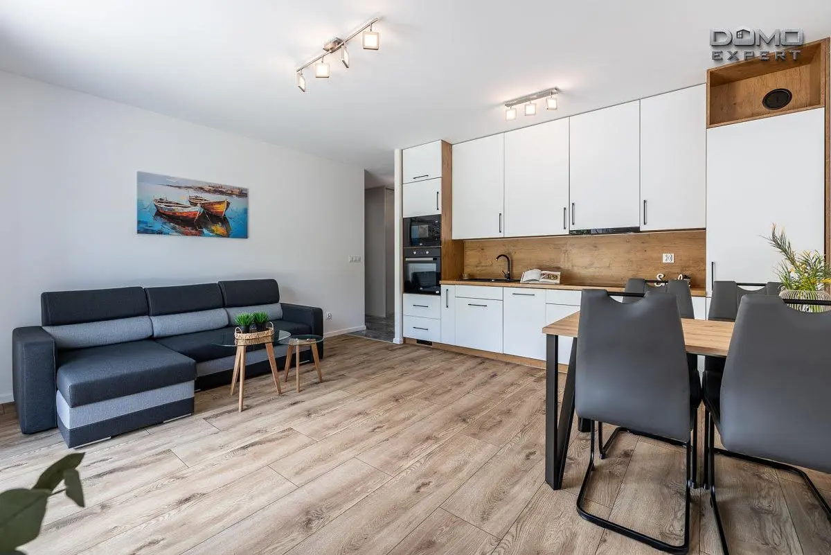 Salon; électroménager, style moderne, parquet, lumière naturelle