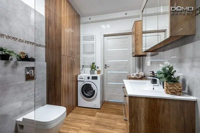 Toilettes; carrelage, parquet, rénové, lumière naturelle, style moderne