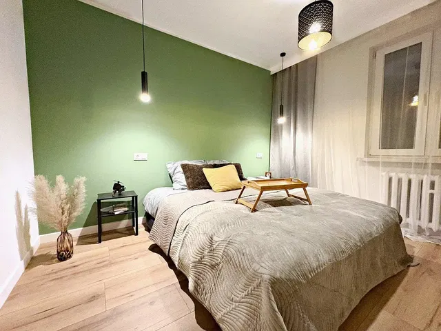 Schlafzimmer; holzboden, tageslicht, moderner stil