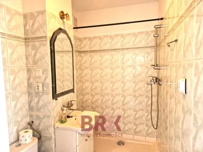 Toilette; fliesenboden, renovierungsbedürftig, tageslicht