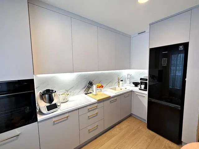 Küche; küchengeräte, holzboden, renoviert, tageslicht, moderner stil