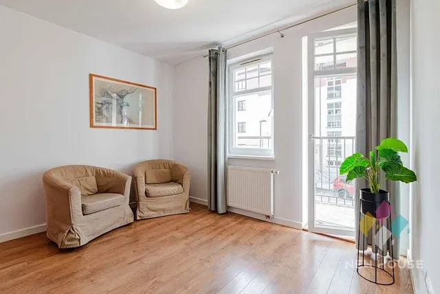 Soggiorno; pavimento in legno, luce naturale, stile moderno, vista