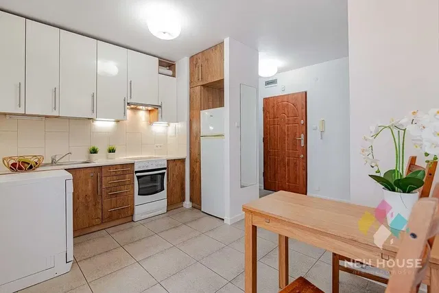 Cucina; pavimento in piastrelle, elettrodomestici, luce naturale