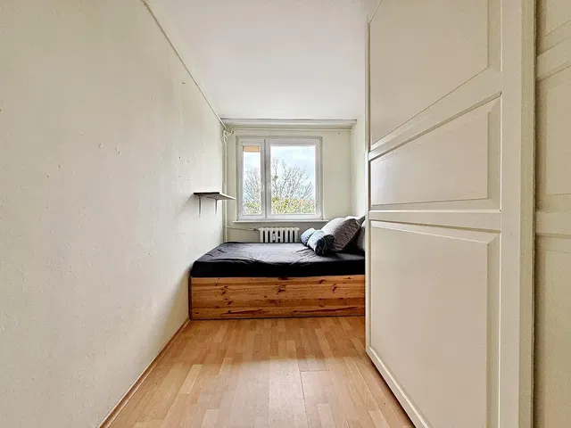 Schlafzimmer; holzboden, tageslicht