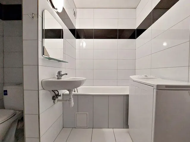 Bagno; pavimento in piastrelle, luce naturale, ristrutturato
