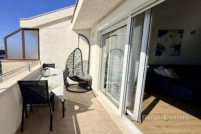 Балкон; поглед, плочице, природно светло