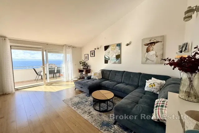 Soggiorno; vista, pavimento in legno, luce naturale, stile moderno