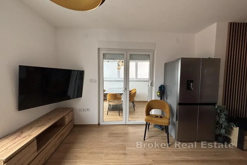 Кухиња; кухињски апарати, плочице, природно светло