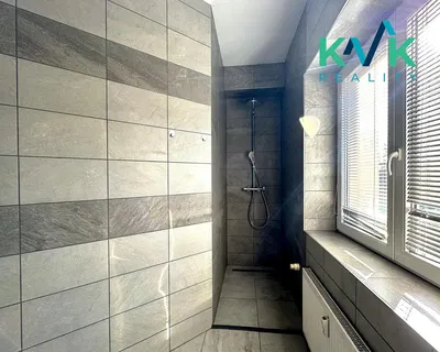 Banyo; fayans zemin, doğal ışık, tadilatlı