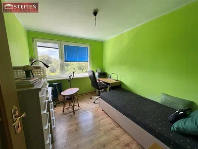 Спаваћа соба; природно светло, дрвени под