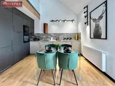 Кухиња; кухињски апарати, модерни стил, дрвени под, природно светло