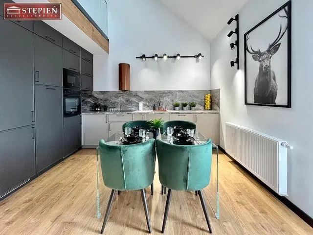 Küche; küchengeräte, moderner stil, holzboden, tageslicht