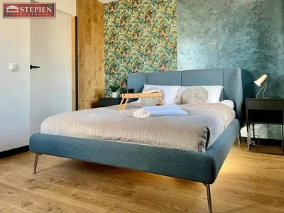 Спаваћа соба; дрвени под, природно светло, модерни стил