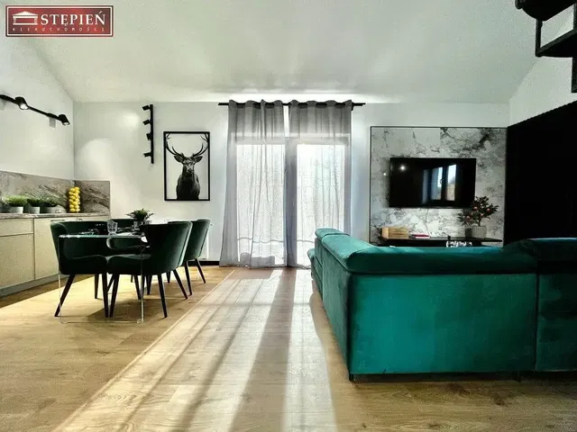 Wohnzimmer; tageslicht, moderner stil, holzboden
