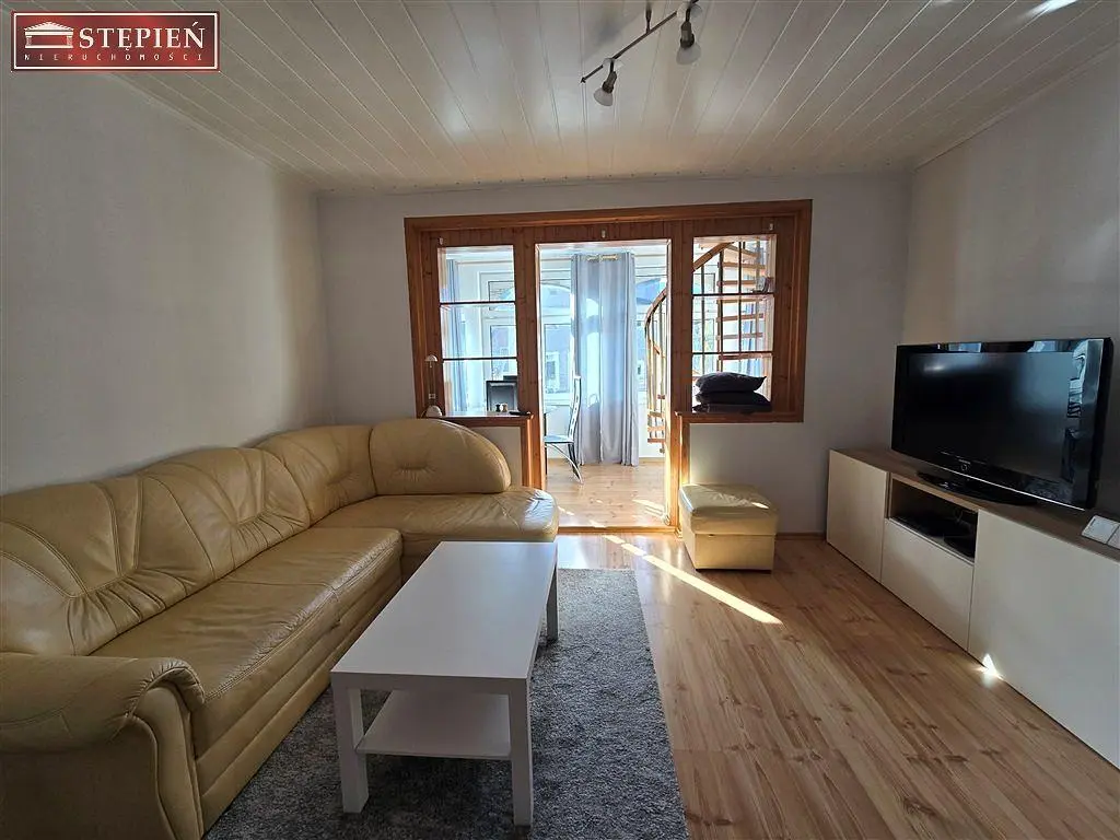 Дневна соба; природно светло, дрвени под, модерни стил