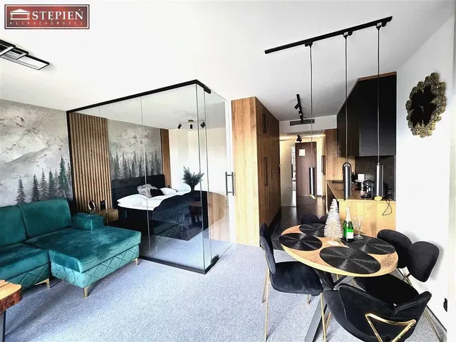 Soggiorno; stile moderno, pavimento in legno, luce naturale