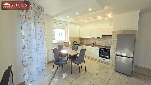 Cuisine; électroménager, carrelage, lumière naturelle, style moderne