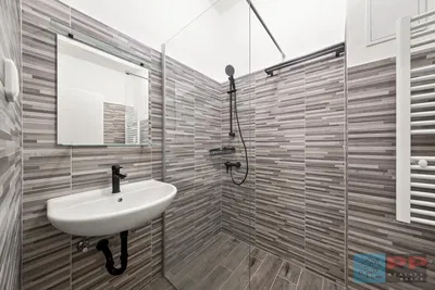 Badezimmer; fliesenboden, renoviert, tageslicht, moderner stil