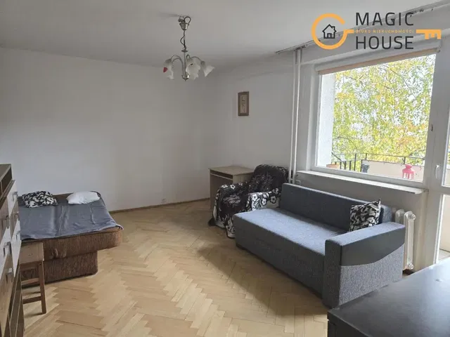 Salón; suelo de madera, luz natural, estilo moderno