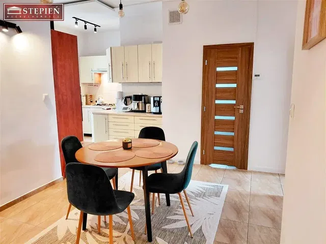 Küche; küchengeräte, fliesenboden, tageslicht, moderner stil