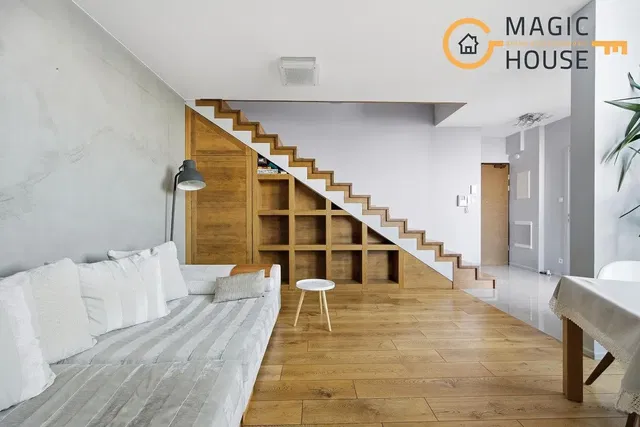 Salón; suelo de madera, estilo moderno, luz natural