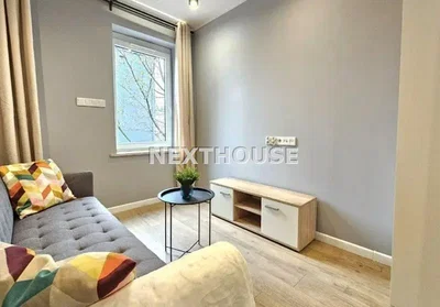 غرفة معيشة; إطلالة, أرضية خشبية, ضوء طبيعي, أسلوب عصري