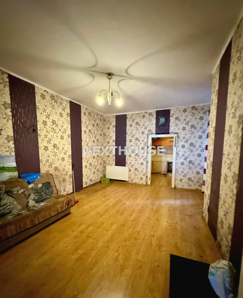 غرفة معيشة; أرضية خشبية, ضوء طبيعي