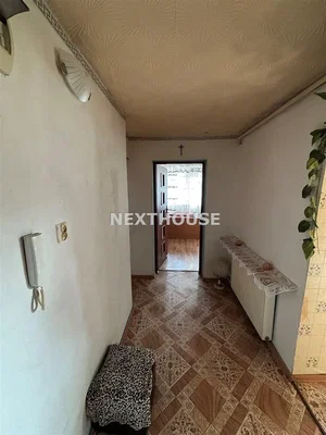 غرفة خلع الملابس; أرضية من البلاط, يحتاج إلى تجديد