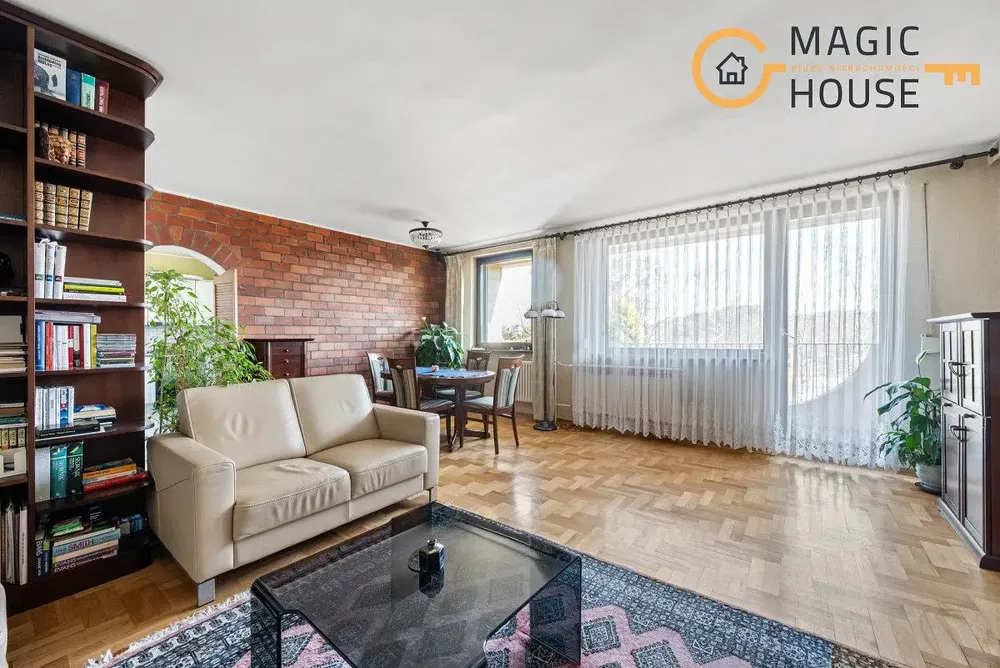 Дневна соба; природно светло, дрвени под