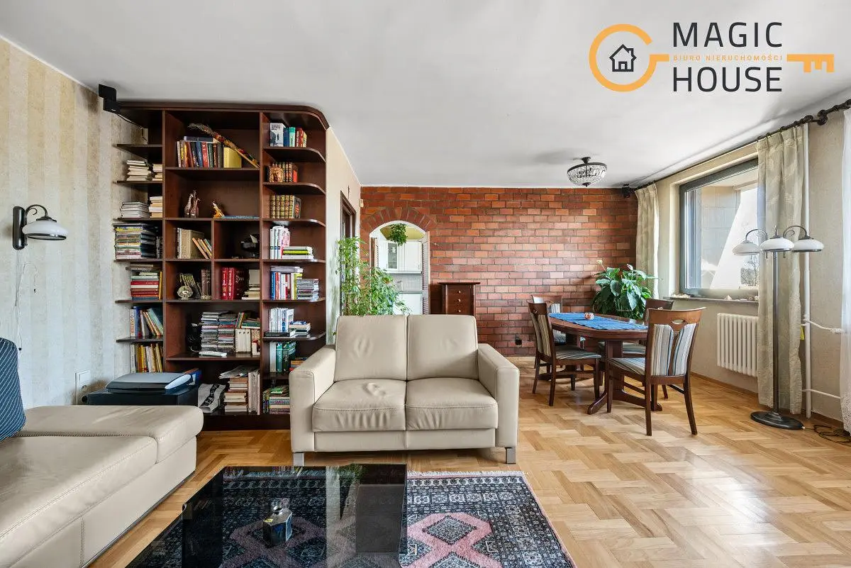 Дневна соба; дрвени под, природно светло